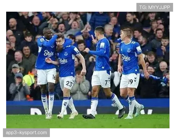 雷恩vs布雷斯特半场1-1，双方中场争夺激烈