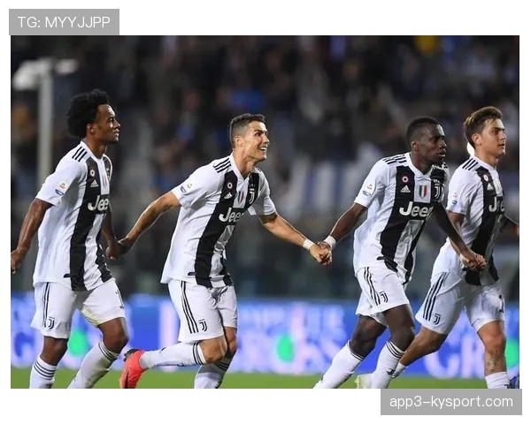 现场直击：尤文图斯球迷为一次失败的边路三过一配合发出叹息