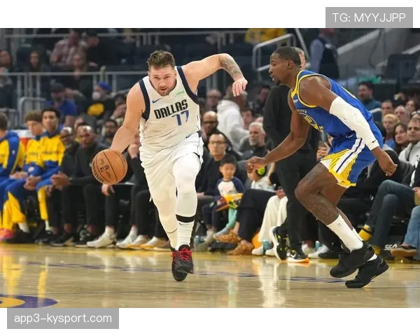 独行侠主场举办“国际之夜”，东契奇身披斯洛文尼亚国旗出场