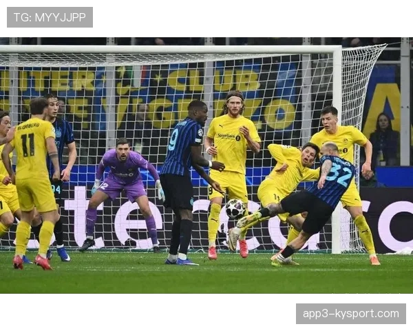 瞬间特写:角球进攻中,国际米兰两名中卫同时冲向前点试图抢点 瞬间特写:角球进攻中,国际米兰两名中卫同时冲向前点试图抢点